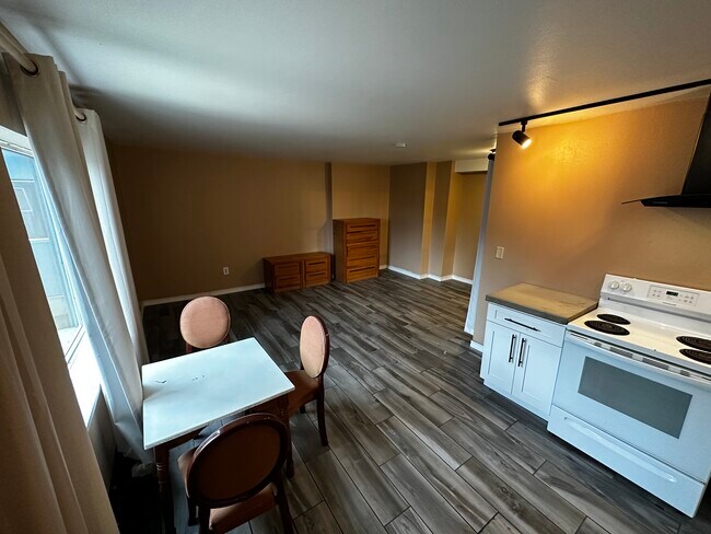 Building Photo - 320 Bawden St