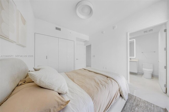 Building Photo - 700 NE 24th St