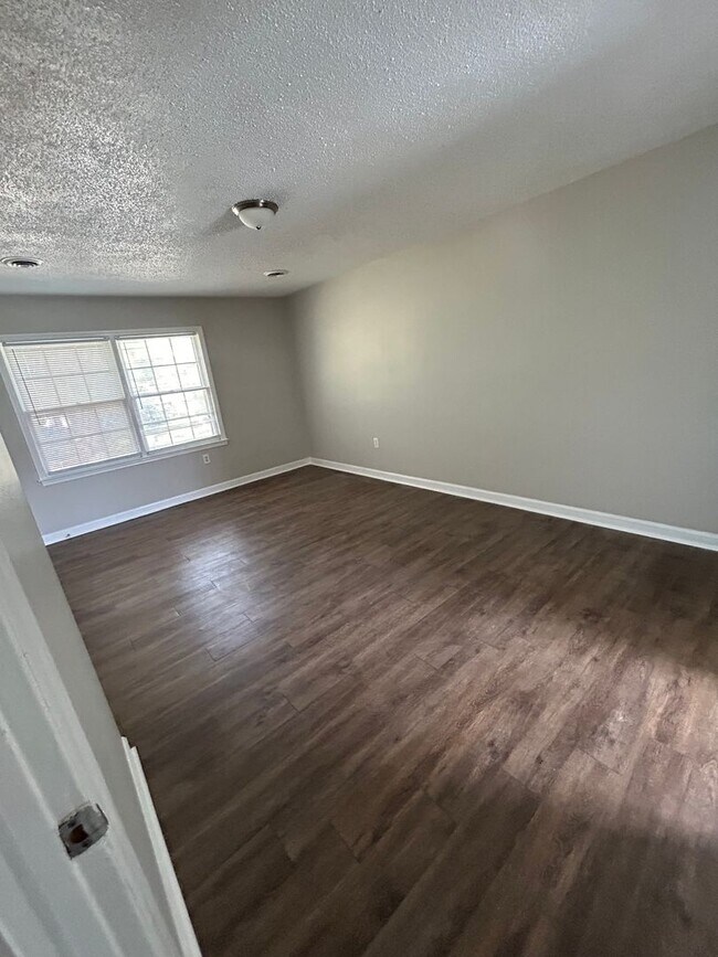 Building Photo - Spacious 3 bedroom 3 bath home for rent