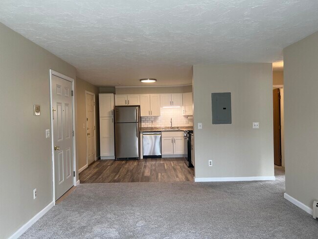 Building Photo - 385 Huse Rd
