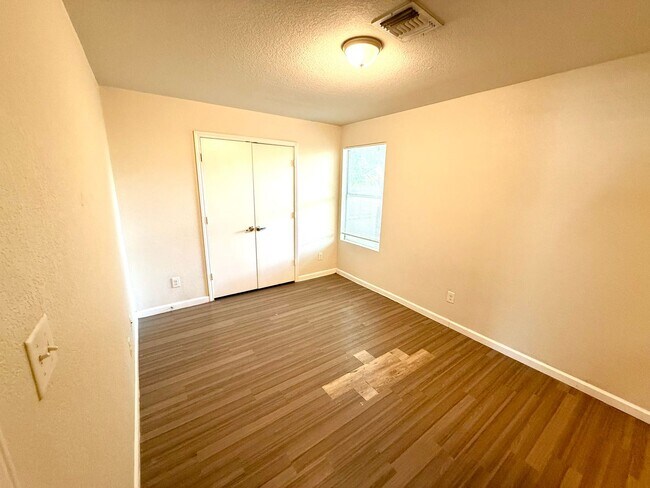 Building Photo - 1611 N Navidad St