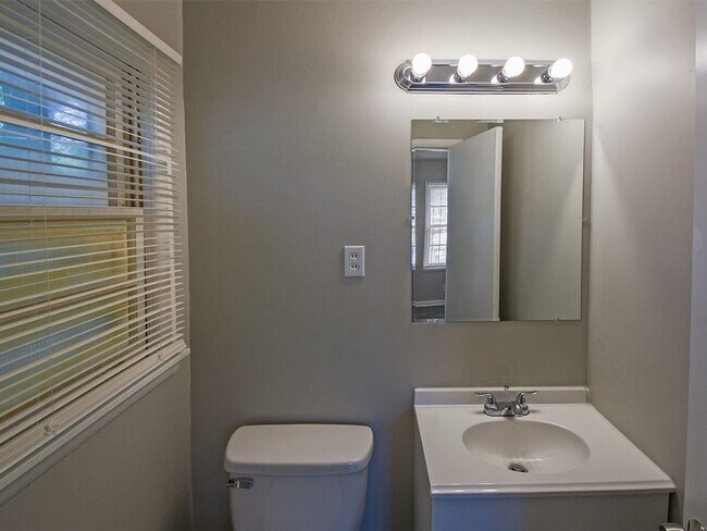 Building Photo - NEWLY UPDATED 3 bed, 1.5 bath home.