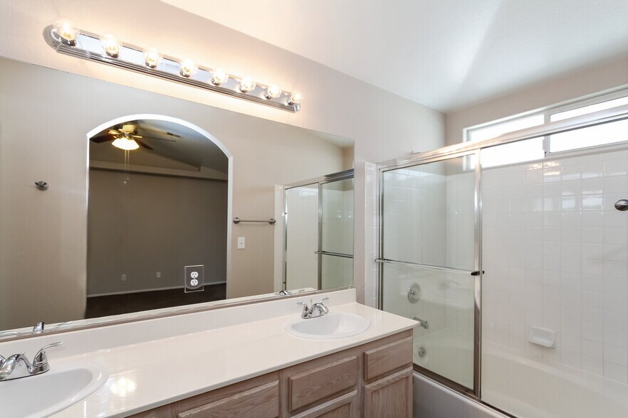 Building Photo - 8904 Dolente Ave