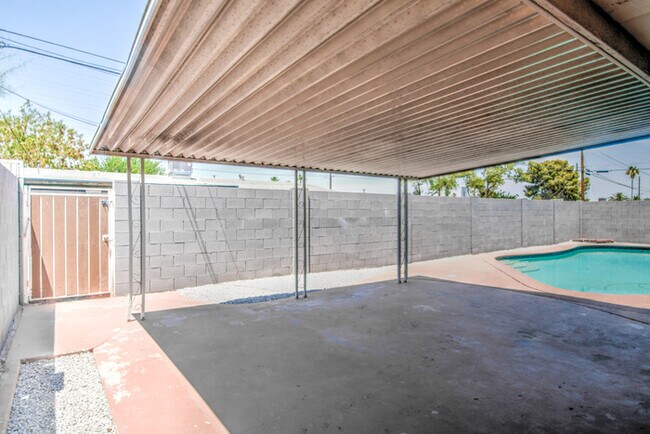 Building Photo - Beautifully remodeled corner 4/2 with pool...
