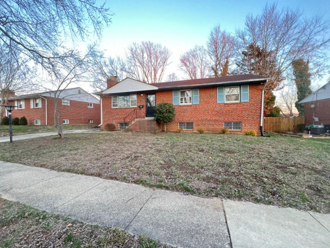 Building Photo - "Spacious 5-Bedroom Retreat with Cozy Fireplace in Fort Washington!"