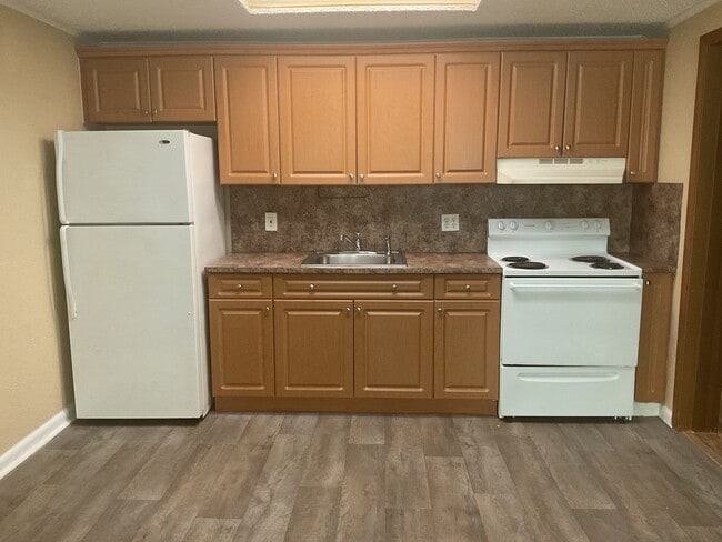 Building Photo - Spacious 1/1 in a great location! Call for...