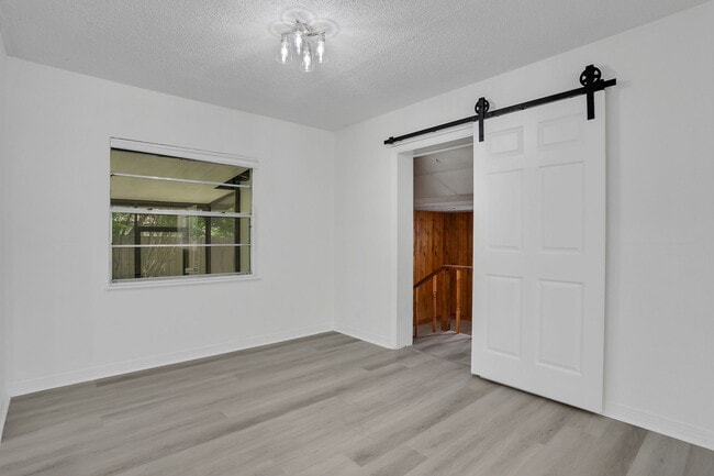Building Photo - 3923 Tyndale Dr