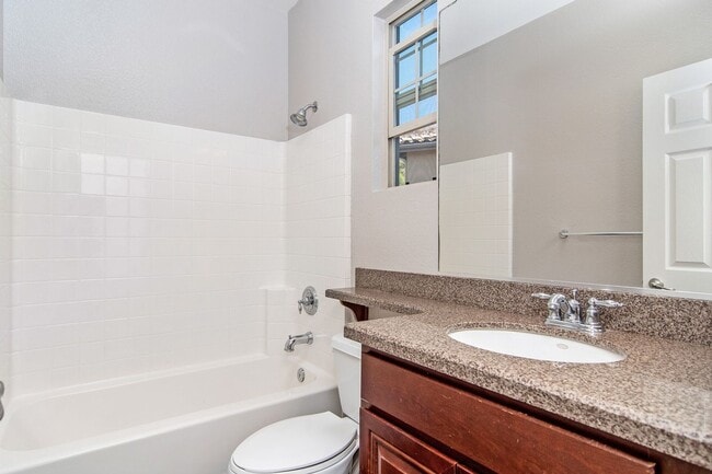 Building Photo - Nicely upgraded townhouse in resort-like E...