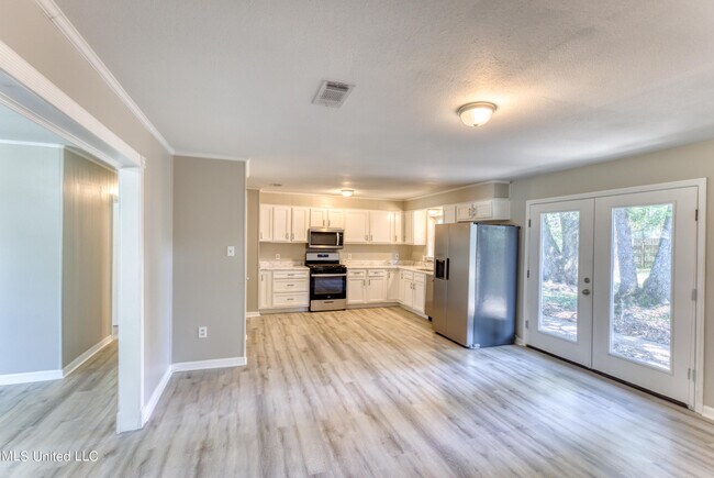 Building Photo - 504 N Island View Ave