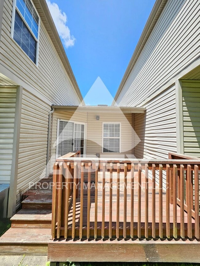 Building Photo - Stunning 3 Bd/2Ba Condo in North Knox clos...