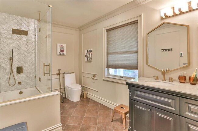 Building Photo - 433 New Rochelle Rd