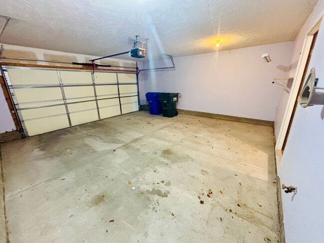 Building Photo - Beautiful Townhouse in Elkhorn School District