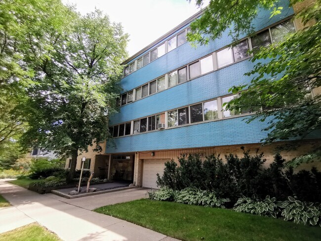 Primary Photo - 737 Ridge Ave
