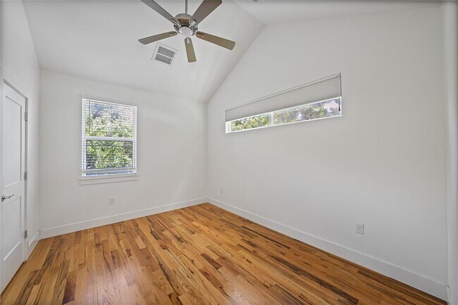 Building Photo - 600 W Odell St