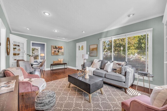 Building Photo - Stunning Single Family Home In Excellent L...