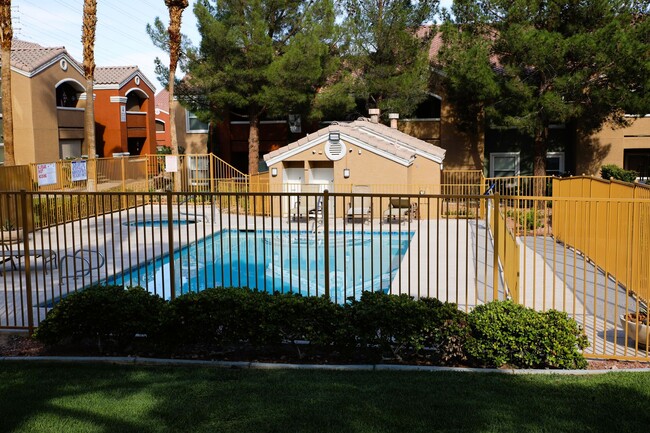 Building Photo - SW - COZY CONDO - 2 BEDROOM - 1ST FLOOR