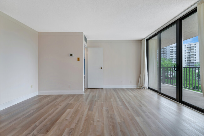 Building Photo - 6800 Fleetwood Rd