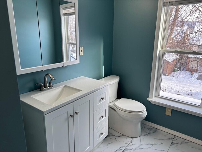 Building Photo - 2517 W Chestnut Ave