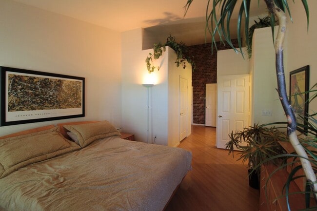 Building Photo - SHOWINGS AVAILABLE NOW