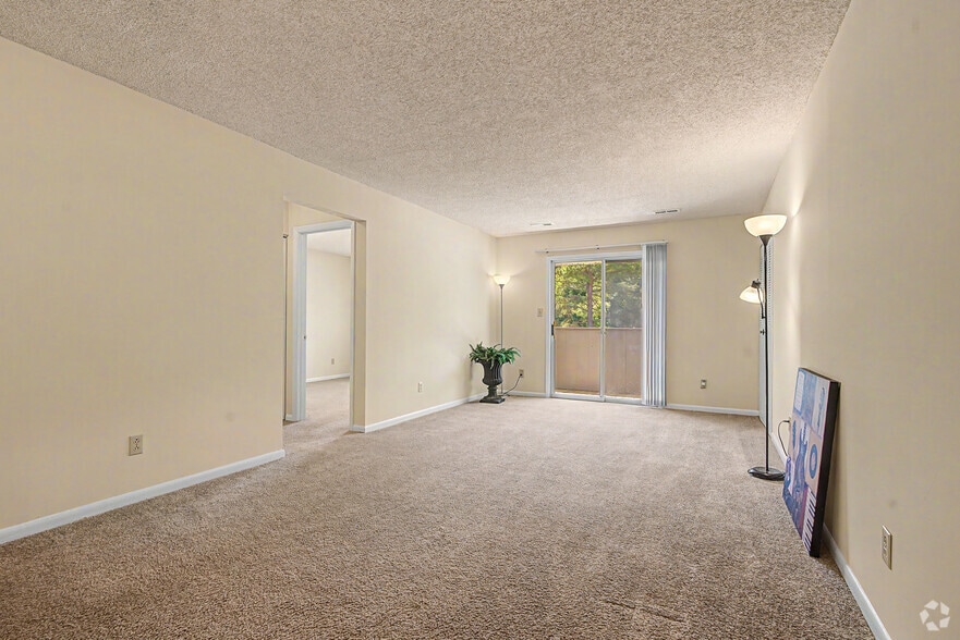 Deluxe 2BR, 1BA - 815SF - Living Room / Dining Room - Windmill Way Apartments