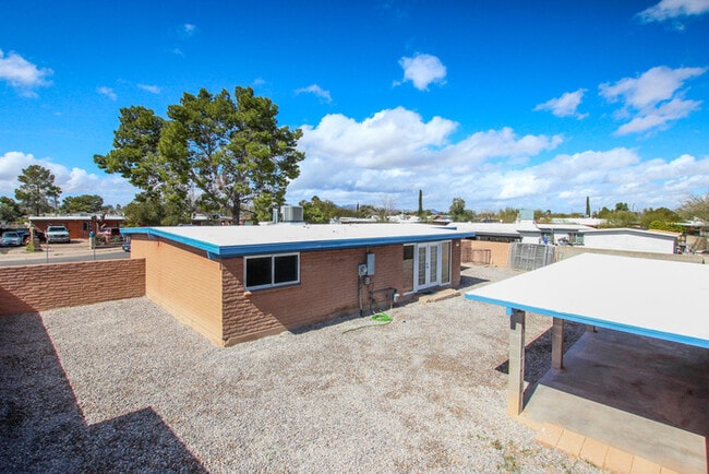 Building Photo - FOR RENT