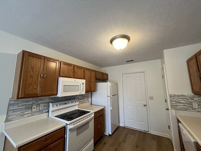 Building Photo - FRESHLY UPDATED RENTAL W/ FIREPLACE & FENC...