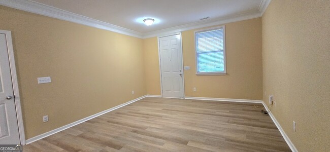 Building Photo - 11 Brookview Dr