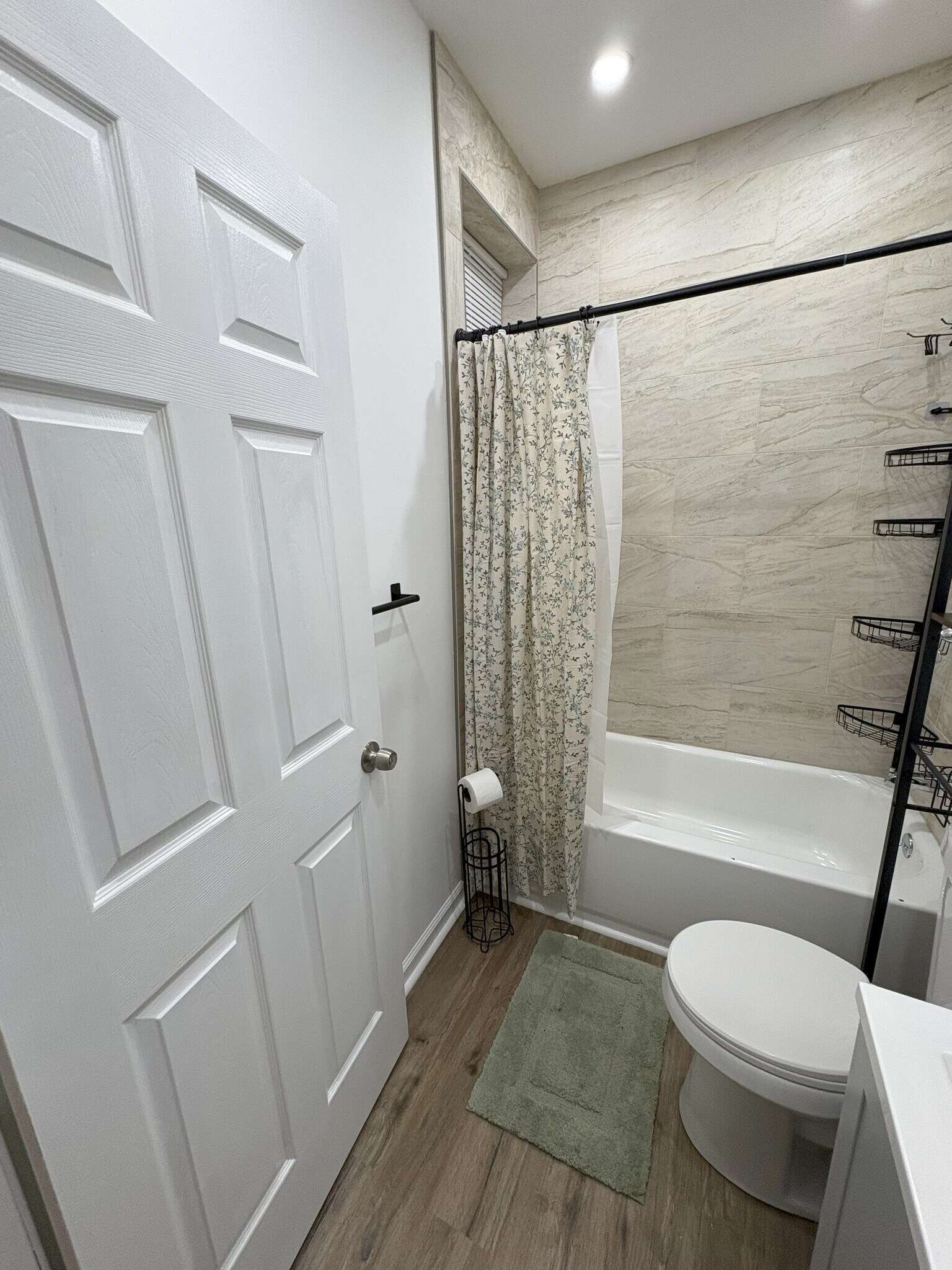 full bathtub with anti0scalding valve - 2214 N Delhi St