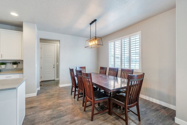 Building Photo - Stunning 5 Bedroom Herriman Home with Mode...