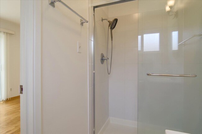Building Photo - Great Location 3BD Home with Wood Floors &...