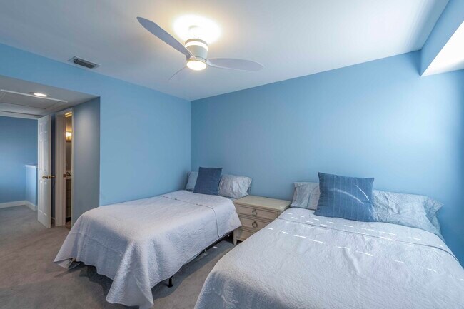 Building Photo - 4501 Fairway Dr N