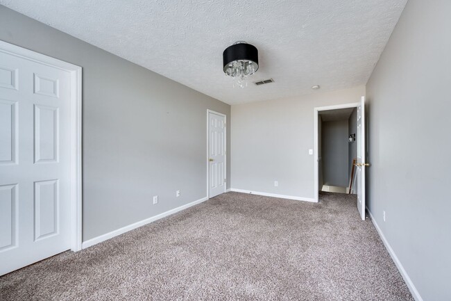 Building Photo - Renovated Townhome in Convenient Nashville...