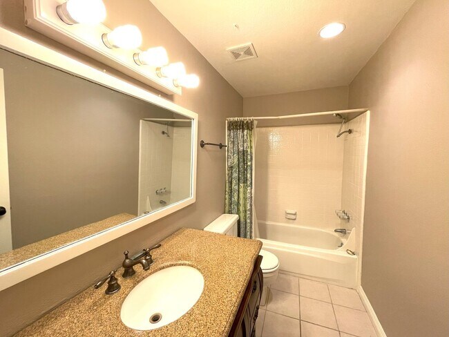 Building Photo - Updated 2 bedroom split level townhome