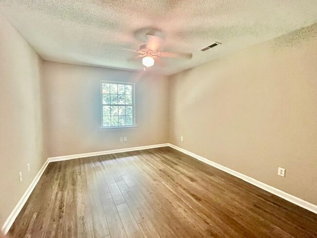Building Photo - Stonecreek Drive #9 &amp;11