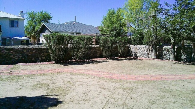 Building Photo - Gorgeous Single Level Westside Home With R...