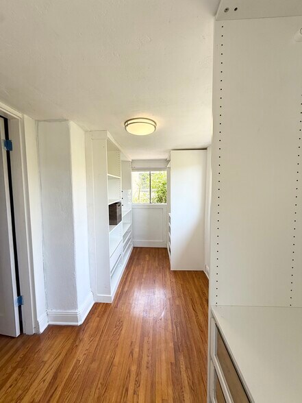 Building Photo - 1082 Meadowbrook Ave