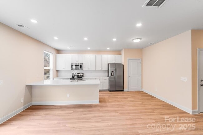 Building Photo - 645 Brookwood St