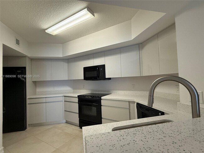 Building Photo - 16699 Collins Ave