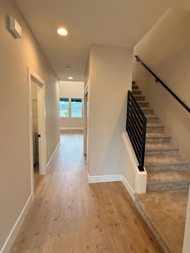 Building Photo - Goregous 3 Bedroom with Loft and Bonus Room! High Ceilings! Pantry! Keyless Entry! Double Oven & ...