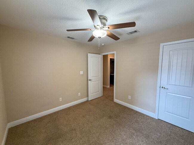 Building Photo - 3 Bedroom 2 Bath Home for Rent with Charmi...