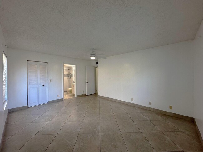 Building Photo - 723 Sunny Pine Way