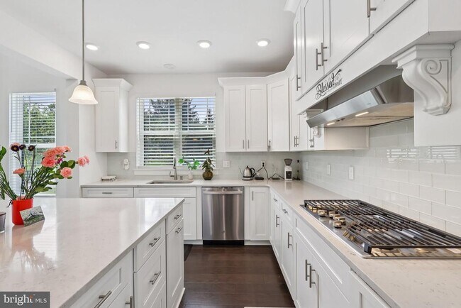 Building Photo - 2 Dogleg Ln