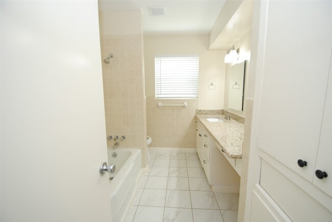 Building Photo - 10038 Briarwild Ln