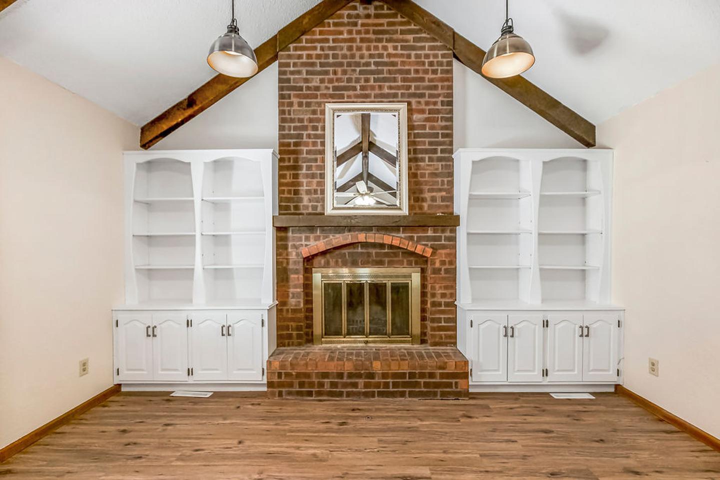 Building Photo - Spacious Shawnee Home Near Mill Creek Stre...