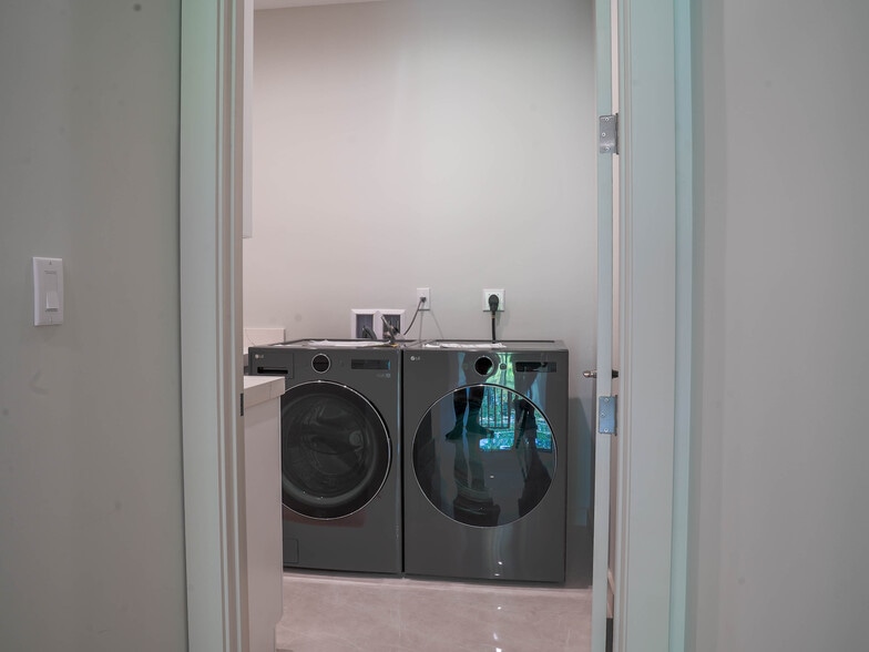 Building Photo - 8410 SW 65th Ave