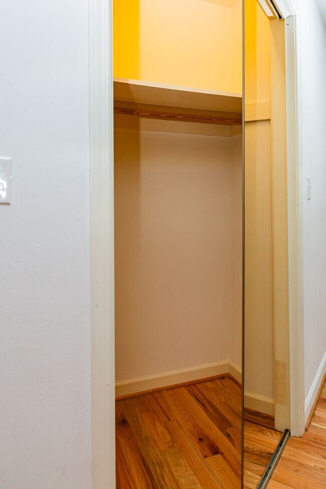 Building Photo - New Listing!