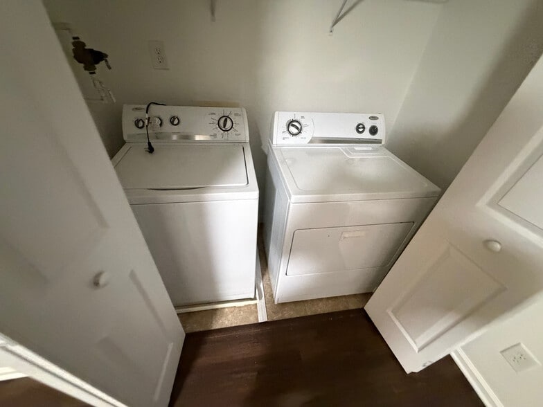 Building Photo - Room in Condo on Donatello Avenue