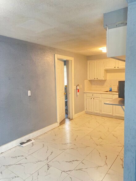 Building Photo - 2553 Martha St