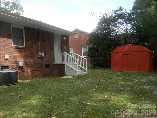 Building Photo - 2827 Burbank Dr
