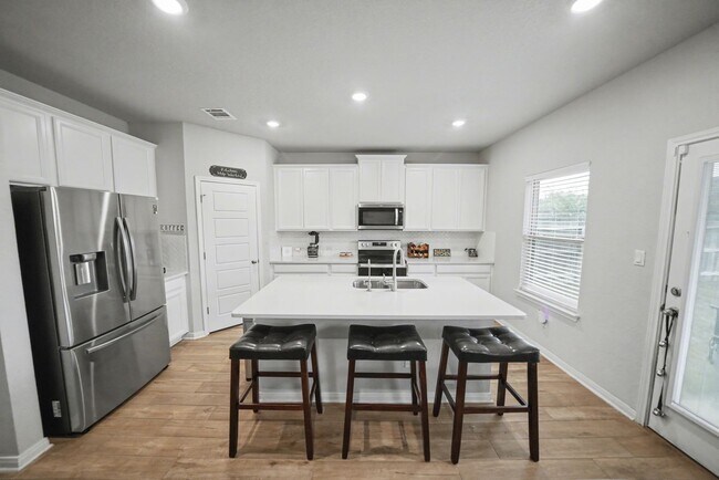 Building Photo - Stylish & Spacious 5-Bed in Prime Schertz Location! - Realtor Commission: $500